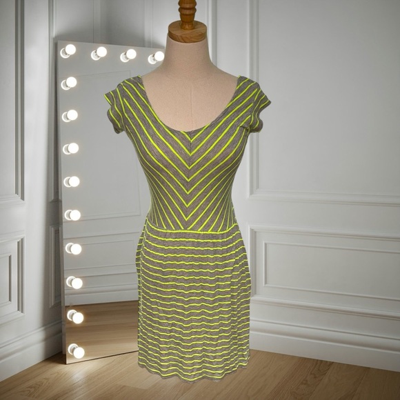 Mimi Chica Dresses & Skirts - Mimi Chica Chevron Stripe Bodycon Dress - Size M